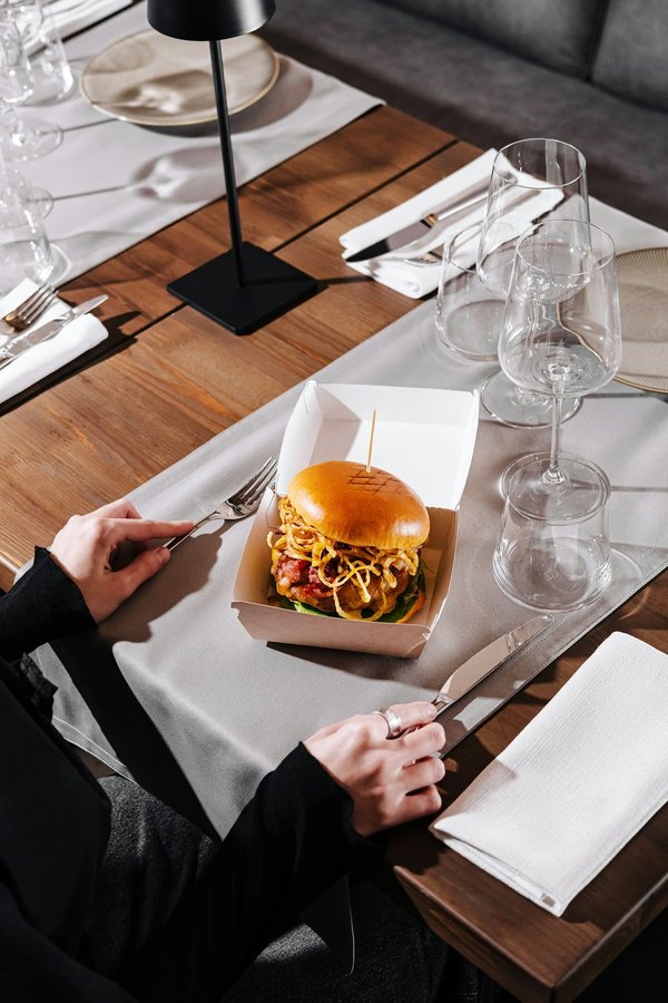 Quelle est la technique la plus raffinée pour porter une cravate féminine avec un pantalon de costume?