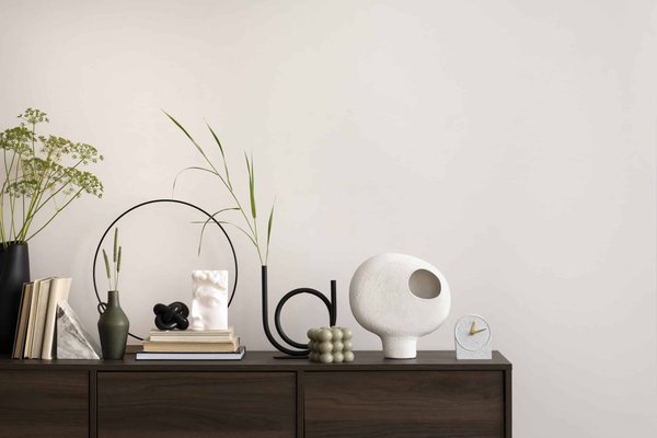 Comment harmoniser une minaudière décorée avec une tenue de cocktail sans excès?