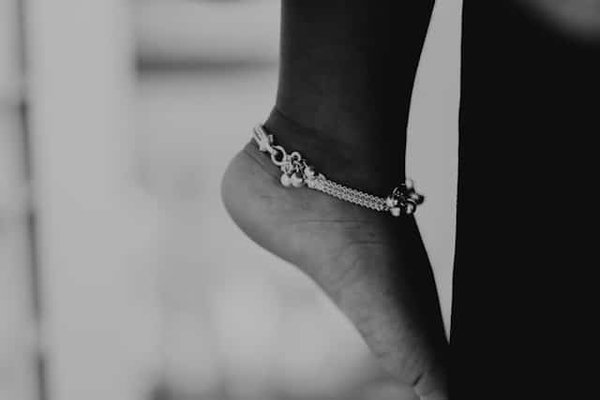 Quelles sont les astuces pour porter des bijoux de cheville avec une robe maxi pour une allure bohème chic?