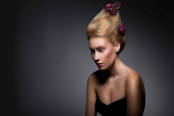 Quelles idées de coiffure pour mettre en valeur un col haut ou une encolure montante?